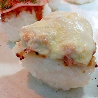 ツナとスライスチーズの焼おにぎり